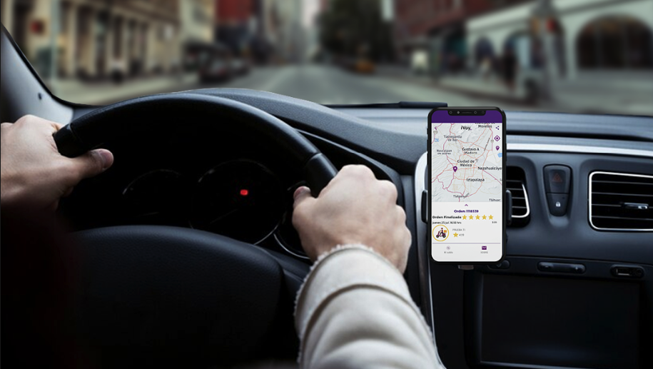 Conductor de auto trabajando en una app